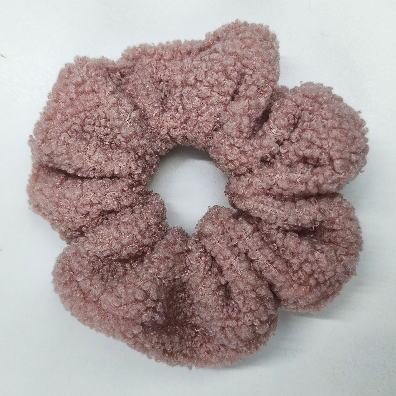 Λούτρινο scrunchie σε σάπιο μήλο